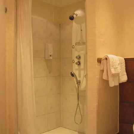 Bed ベッド・アンド・ブレックファスト 4*