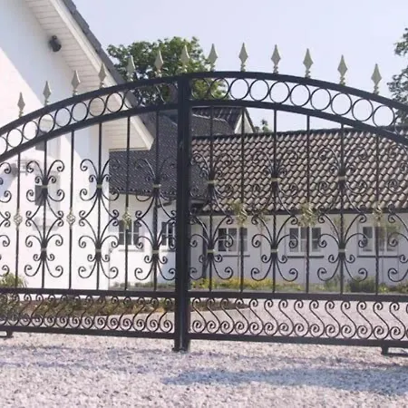 Bed ベッド・アンド・ブレックファスト 4*